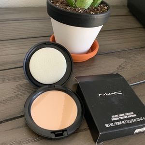 MAC Select Sheer Pressed Powder NC20